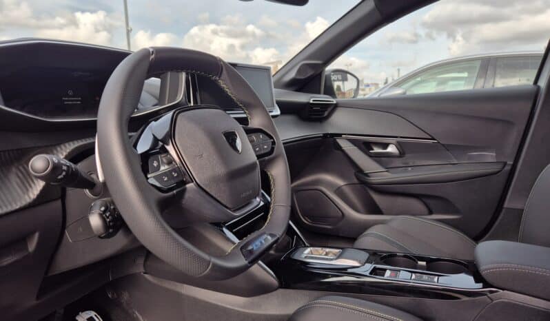 Peugeot 208 GT Hybrid 110 CV KM0 automático en Amposta completo