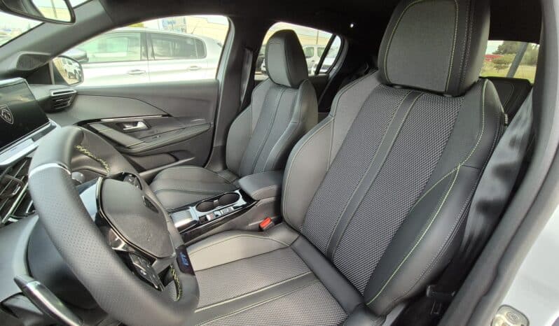 Peugeot 208 GT Hybrid 110 CV KM0 automático en Amposta completo