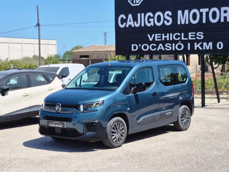 Citroën Berlingo azul 1.5 de 100 CV vista desde el frontal lateral derecho