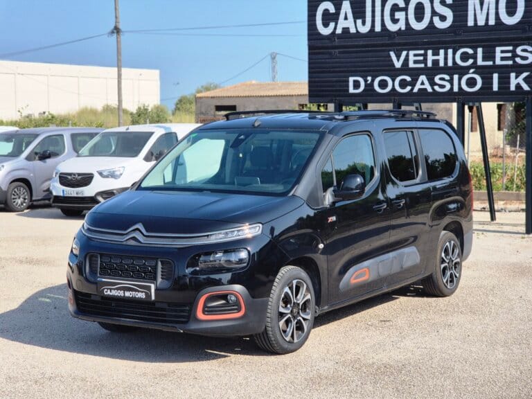 Citroën Berlingo XL XTR negra de 130 CV vista desde el frontal tres cuartos