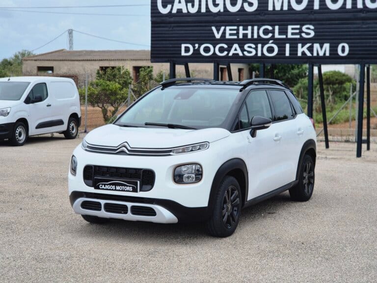 Citroën C3 Aircross Origins de gasolina blanco con techo negro visto desde el frontal tres cuartos