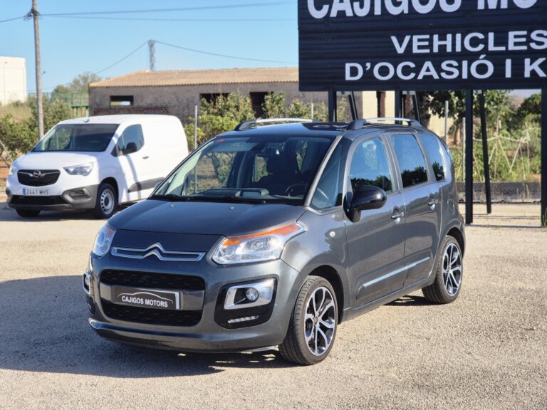 Citroën C3 Picasso gris visto desde el frontal y el lateral izquierdo