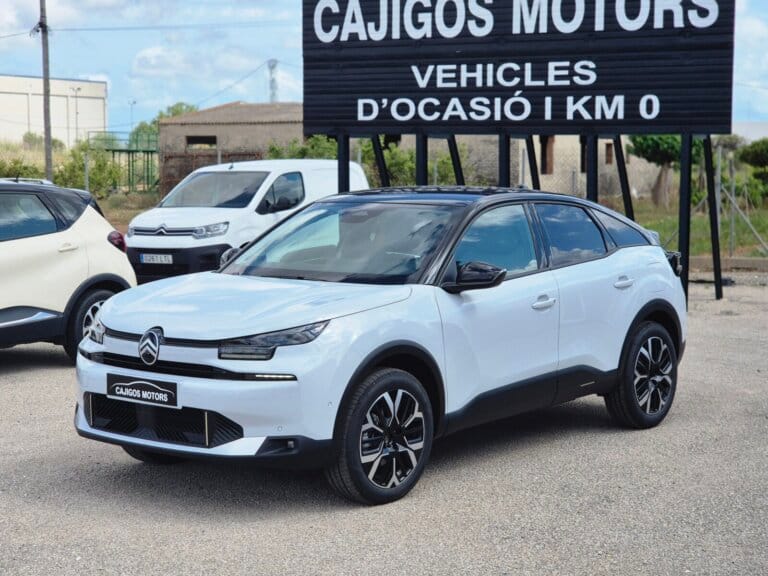 Citroën C4 km 0 blanco con techo negro visto desde el frontal tres cuartos