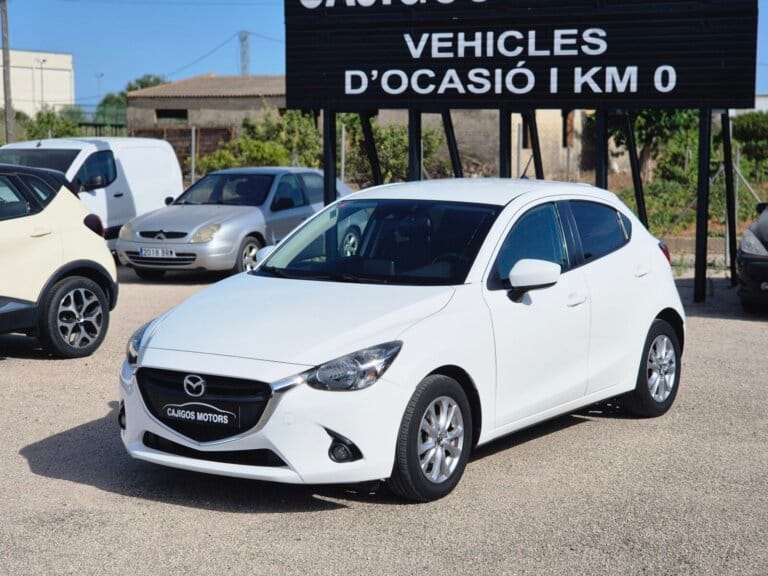Mazda 2 blanco de 2015 visto desde el frontal lateral derecho