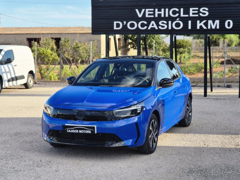 Opel Corsa GS azul con techo negro visto desde el frontal y el lateral izquierdo