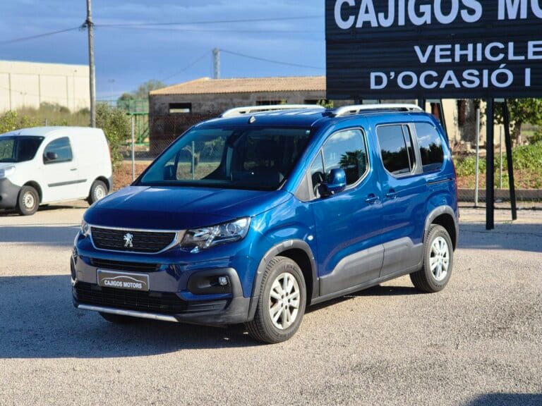 Peugeot Rifter Allure azul vista desde el frontal y el lateral izquierdo
